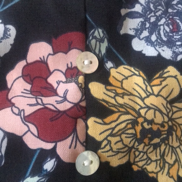 Kids large light shirt with adorable small raffled sleeves raffled bottom waist - Picture 4 of 4